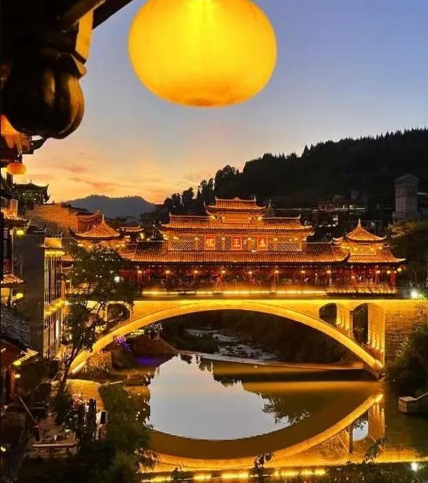 游攻略：走进沈从文笔下的诗意世界CQ9电子专用平台边城茶峒古镇旅(图2)